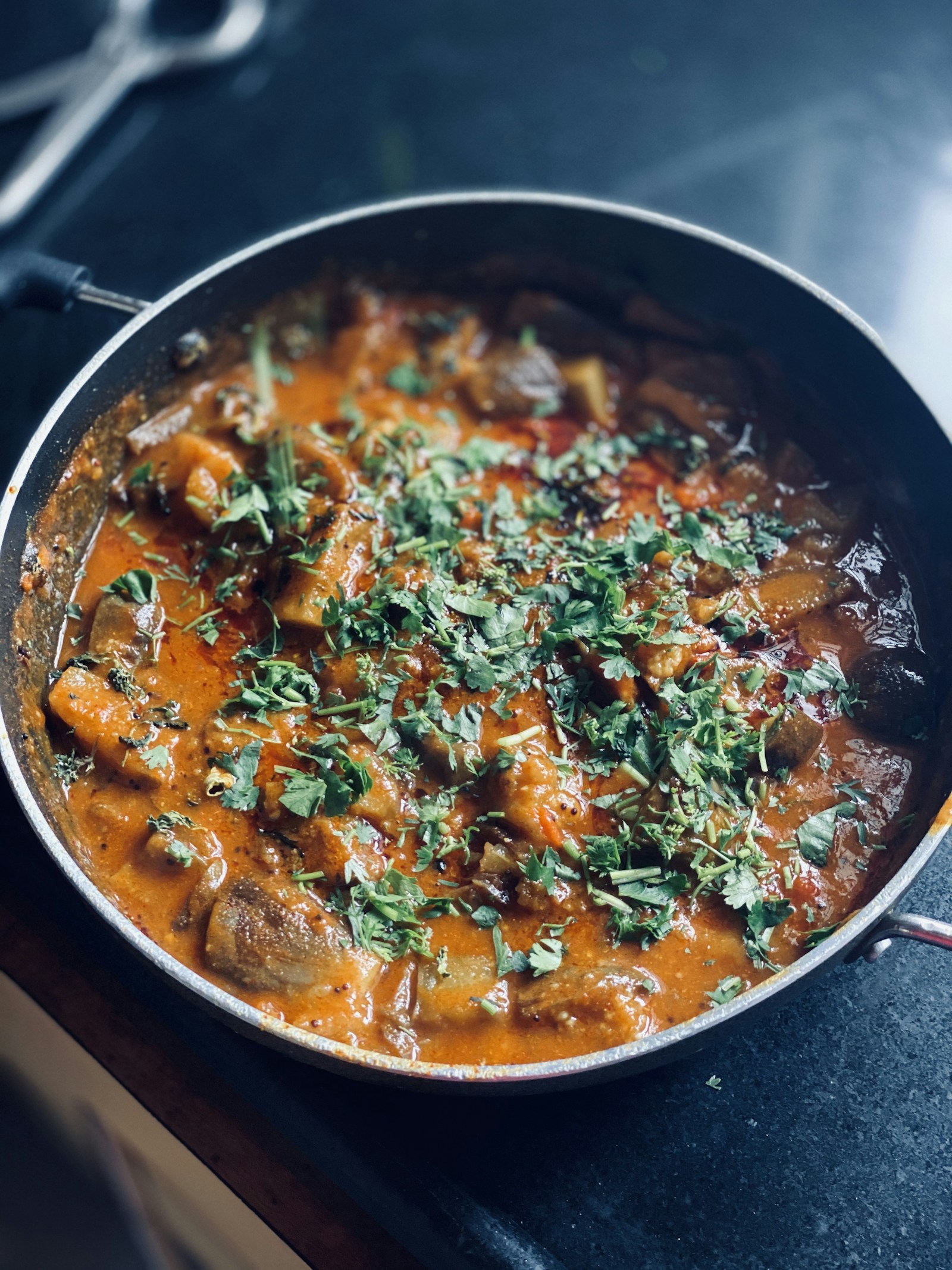 Butter chicken in rich tomato gravy